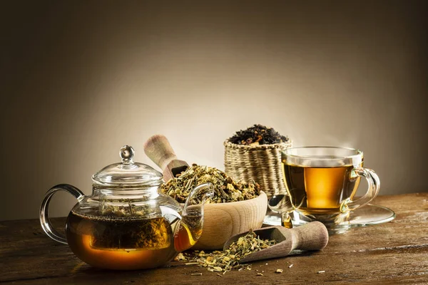 Glas Teekanne Mit Gedämpfter Tasse Und Kräutertee Auf Holztisch — Stockfoto