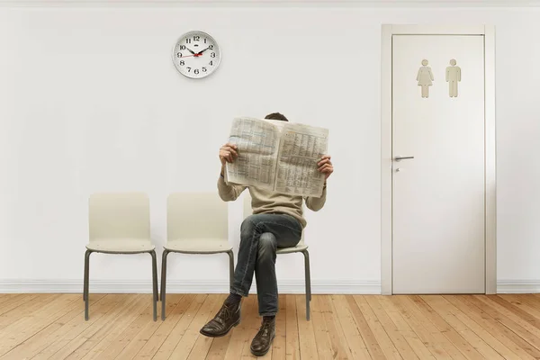 Wartezimmer Mit Einer Sitzenden Person Die Zeitung Liest — Stockfoto