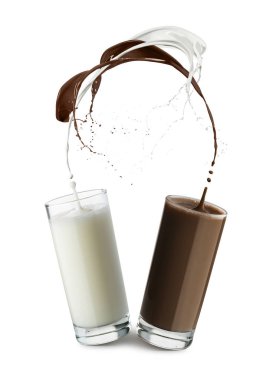 Gözlük damla ve splash beyaz arka plan üzerinde atlama ile süt ve çikolata dolu.