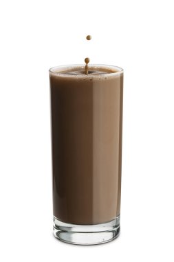 Beyaz arka planda damlayan çikolatalı sütle dolu bir bardak.