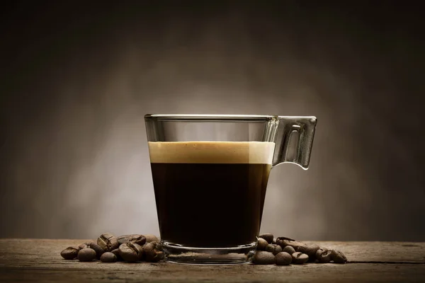 Svart Kaffe Glas Kopp Med Kaffe Bönor Träbord — Stockfoto