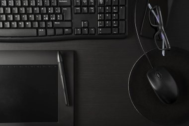 Bilgisayarlı, tabletli ve kişisel eşyalı toplam siyah masa