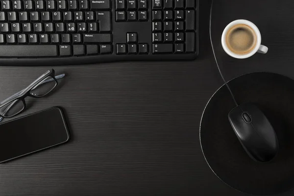 Escritorio Negro Total Con Taza Café Artículos Personales — Foto de Stock