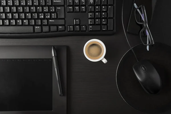 Escritorio Negro Total Con Tableta Artículos Personales Taza Café — Foto de Stock