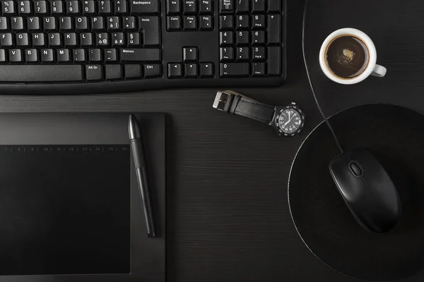 总黑办公桌与Pc 平板电脑和一杯咖啡 — 图库照片