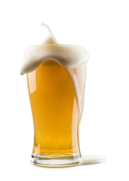 Bicchiere Birra Lager Con Schiuma Traboccante Sfondo Bianco — Foto Stock