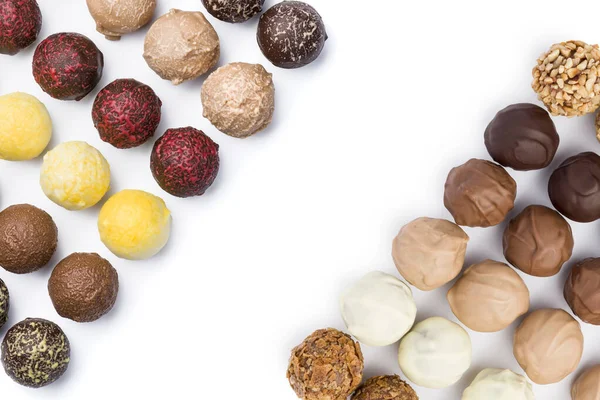 Geassorteerde Pralines Snoepgoed Met Kopieerruimte Witte Achtergrond — Stockfoto