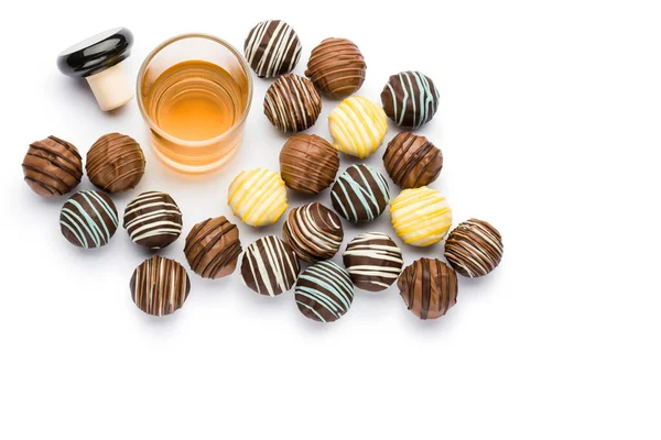 Assortiment Gevulde Pralines Zoetwaren Met Drankglas Kopieerruimte Witte Ondergrond — Stockfoto