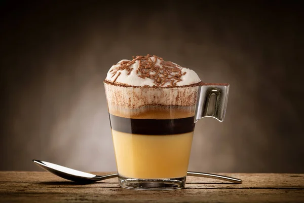 Šálek Kávy Mléčnou Pěnou Bílou Čokoládou Čokoládovými Lupínky — Stock fotografie
