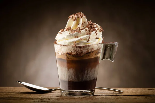 Šálek Kávy Šlehačkou Mléčnou Pěnou Kousky Čokolády — Stock fotografie