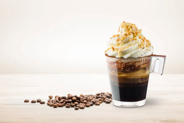 Kopje Koffie Met Slagroom Chocolade Schuim Hazelnoot Graan Houten Tafel — Stockfoto