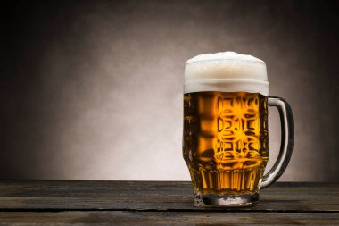 Tahta masada köpüklü sarı bira.