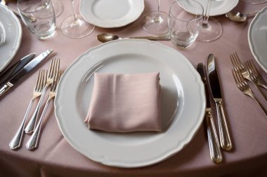 Düğün partisi için restoranda şık bir masa..