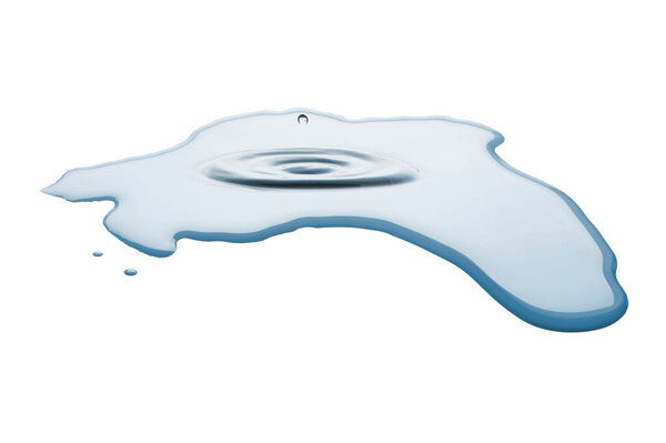 лужа воды, изолированные на белом фоне