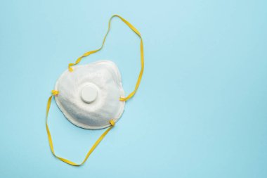 Mavi arkaplanda filtresi olan antibakteriyel koruyucu yüz maskesi