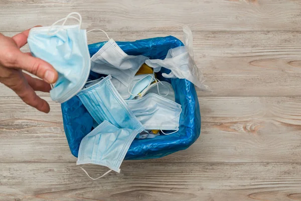 Mann Wirft Gebrauchte Maske Den Müll — Stockfoto