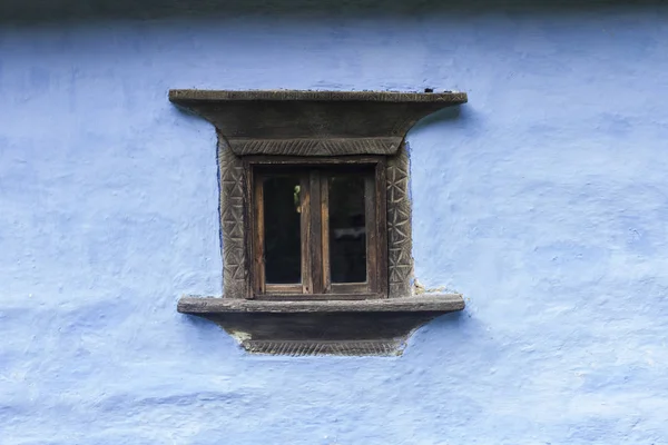 Mavi Üzerinde Oyulmuş Eski Ahşap Pencere — Stok fotoğraf