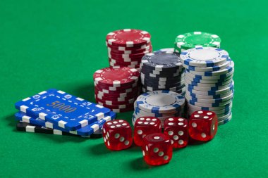 Yeşil Poker Masasına Kumarhane Çipleri ve Kırmızı Zar