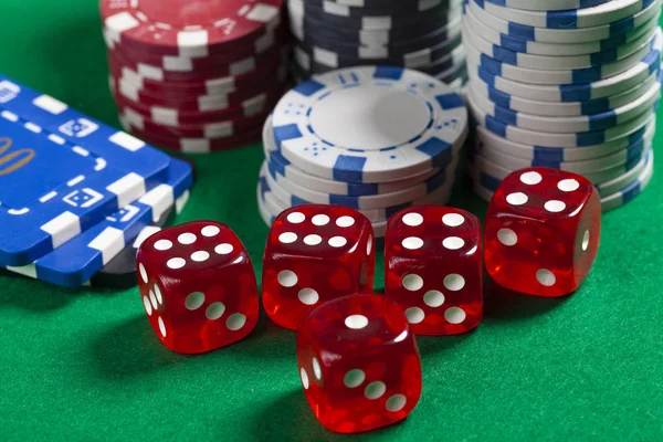 Dadi Rossi Fiches Casinò Sul Tavolo Poker Verde — Foto Stock