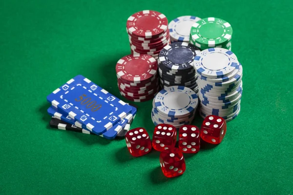 Chips Casino Carrés Ronds Avec Dés Rouges Sur Table Verte — Photo