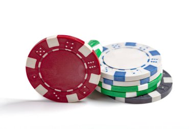 Kırmızı Yeşil Beyaz ve Mavi Casino Chips Beyaz Arka Plan Yalıtılmış