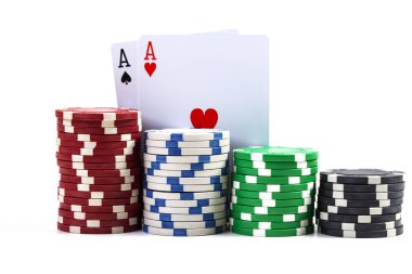 Beyaz Arka Plan Üzerinde İzole Casino Chips ile İki Aslar