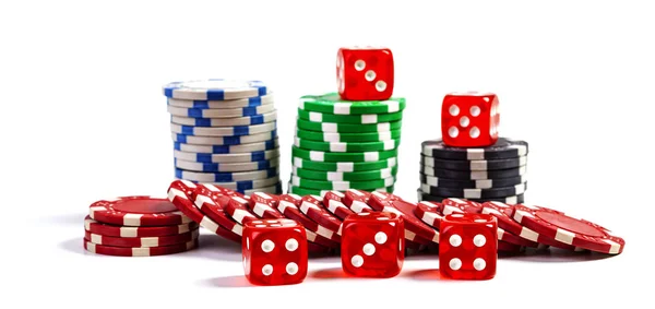 Pilha Das Microplaquetas Casino Com Cinco Dados Vermelhos Isolados Fundo — Fotografia de Stock