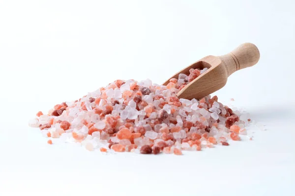 Hölzerner Gewürzlöffel Einem Haufen Himalaya Salz Isoliert Auf Weißem Hintergrund — Stockfoto