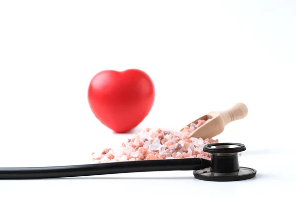 Beyaz Arka Planda Zole Edilmiş Tuz Kırmızı Kalpli Siyah Stetoskop — Stok fotoğraf