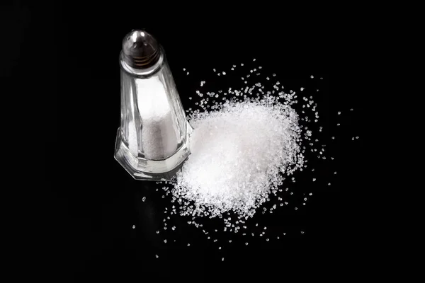 Vit Saltshaker Med Saltstapel Svart Bakgrund — Stockfoto