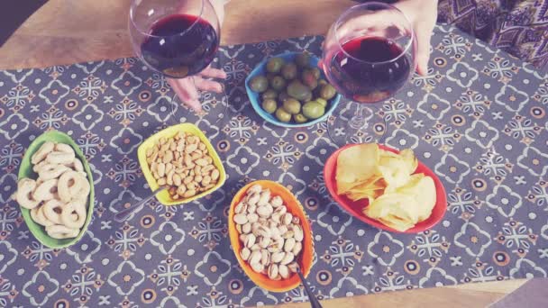 Menschen Nehmen Ein Glas Wein Vom Tisch Mit Vorspeise Und — Stockvideo