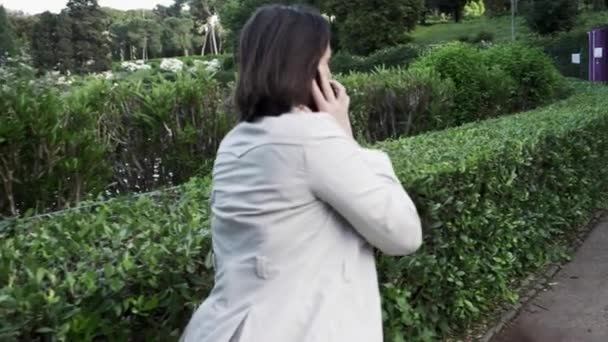 Γυναίκα Στο Τηλέφωνο Στην Πόλη Φοβισμένος Τρέχει Μακριά Φωτογραφική Μηχανή — Αρχείο Βίντεο