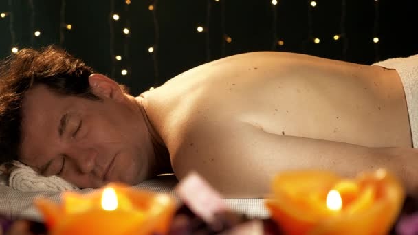 Homem Relaxante Spa Antes Receber Massagem — Vídeo de Stock