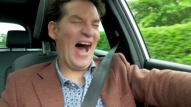 Homem Começando Rir Enquanto Dirige Carro Divertindo — Vídeo de Stock