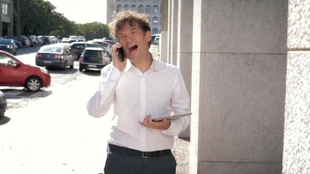 Adamı Mutlu Sokakta Yürürken Telefonda Konuşurken Tablet Yavaş Orta Atış — Stok video