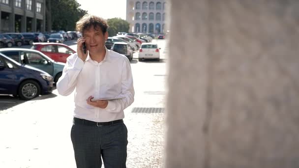 Adamı Mutlu Sokakta Yürürken Telefonda Gülüyor Tablet Ağır Çekim Holding — Stok video