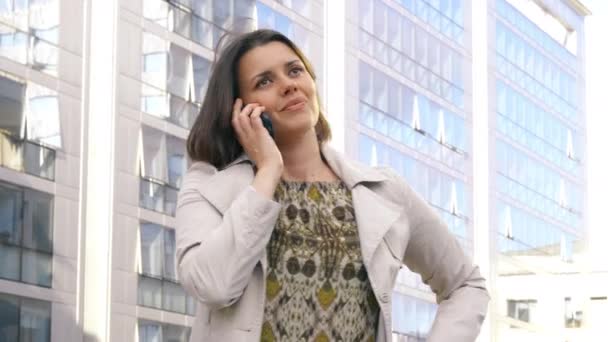 Ofis Önünde Telefonda Şehirde Kadın — Stok video