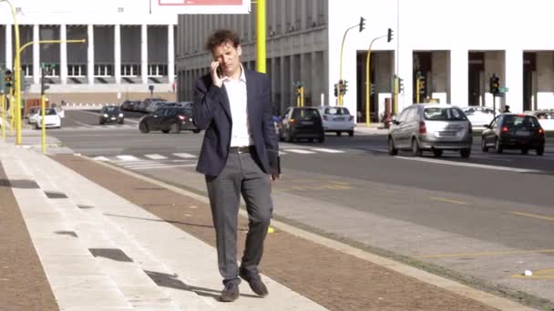 Homem Negócios Legal Cidade Falando Rua Com Smartphone — Vídeo de Stock