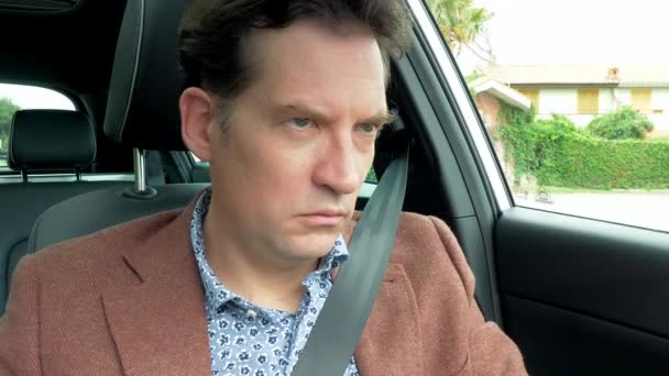 Knappe Elegante Ernstige Man Begint Drive Auto — Stockvideo