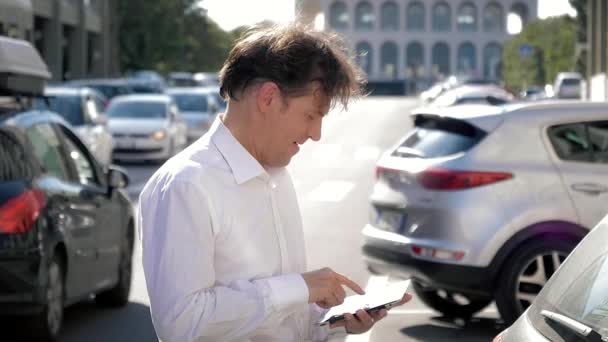 Bonito Homem Com Camisa Branca Trabalhando Com Tablet Rua Cidade — Vídeo de Stock