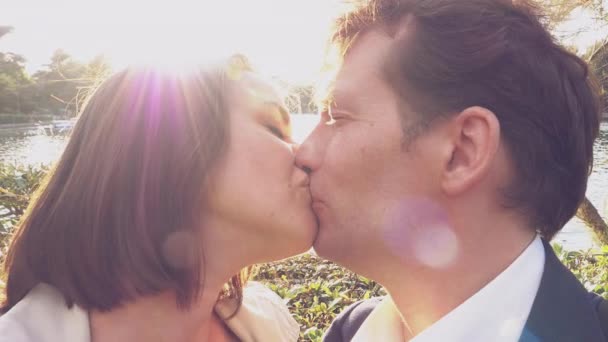 Feliz Casal Amor Beijando Frente Lago Pôr Sol Lento Movimento — Vídeo de Stock
