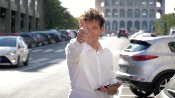 Feliz Sonriente Hombre Negocios Sosteniendo Tableta Calle Signo Cámara Lenta — Vídeo de stock