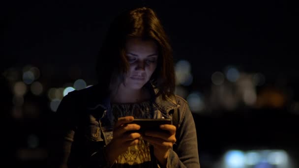 Ευτυχισμένη Γυναίκα Νύχτα Στην Πόλη Γραπτών Μηνυμάτων Μήνυμα Κινητό Τηλέφωνο — Αρχείο Βίντεο