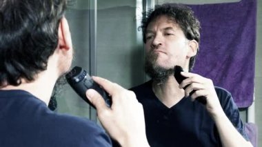 Adam traşlı güçlü renk düzeltme closeup yavaş hareket için uzun sakal bak tamamen değiştirme