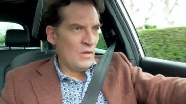 Sürüş araba duygu sorun hakkında reliefed dostum