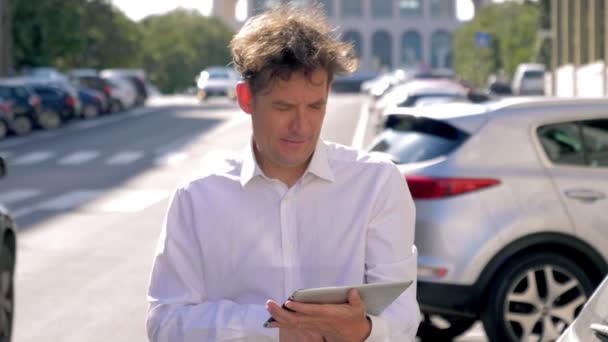 Чоловік Перевіряє Пошту Планшеті Вулиці Міста Повільним Рухом Середнього Пострілу — стокове відео