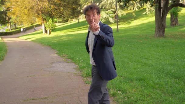 Άνθρωπος Στο Πάρκο Περπάτημα Προειδοποίηση Σταματήσει Έννοια Αργή Κίνηση — Αρχείο Βίντεο