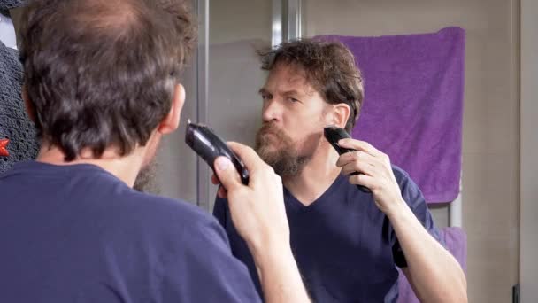 Hombre Barba Afeitar Con Máquina Afeitar Baño Por Mañana — Vídeos de Stock