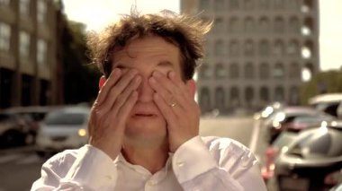 Adam sokakta gülümseyen portresi.