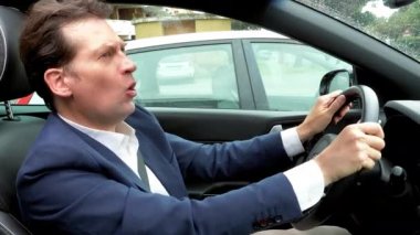 İş adamı arabada Park sürüş dışında ters alma